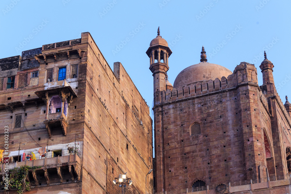 architecture et toits de la ville de Varanasi en Inde