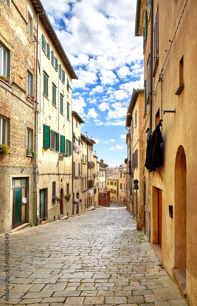 Obraz premium Beautiful narrow street of Volterra