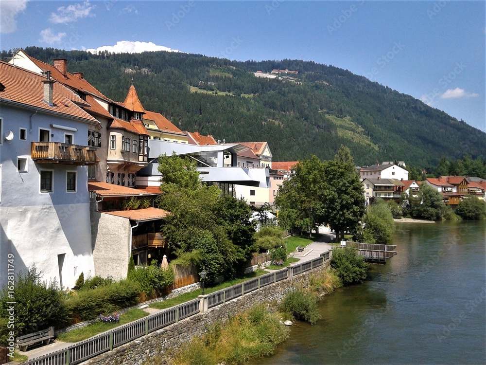 Fluss und Häuser in der Steiermark