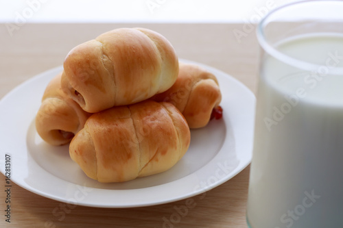 Mini bun bread in dish and milk