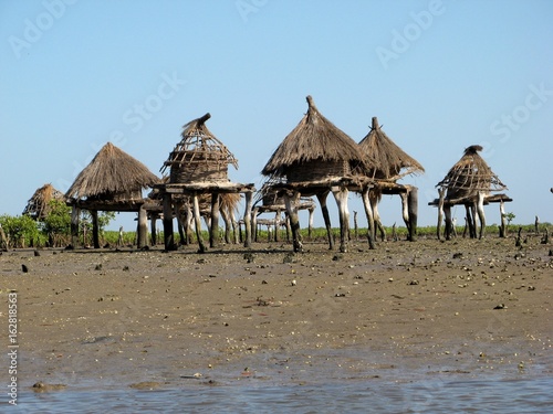 Sénégal - Greniers à mil sur l'île aux coquillages © Catherine