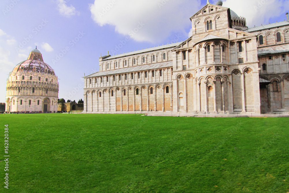 Vista della Cattedrale di Pisa in una  giornata di sole a Pisa,in Toscana Italia.