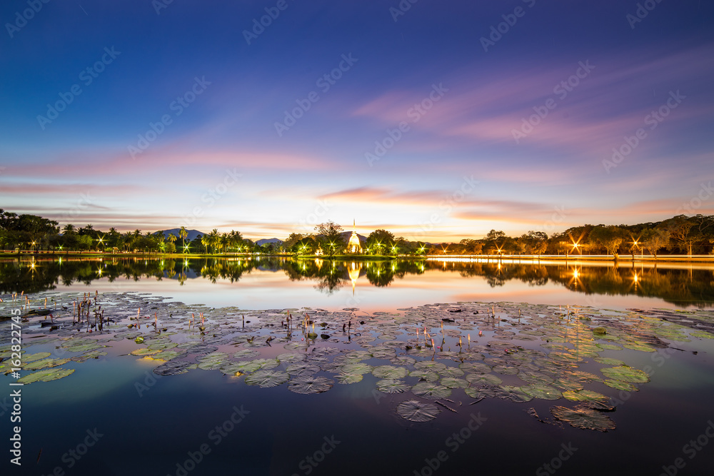 Obraz premium Sukhothai Historical Park between night time and sunset in Sukhothai, Thailand