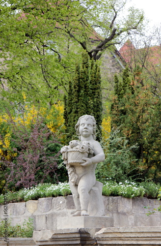 Garten am Quedlinburger Dom mit Skulpturen