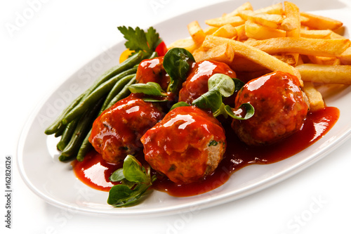 Roast meatballs, chips and vegetables 