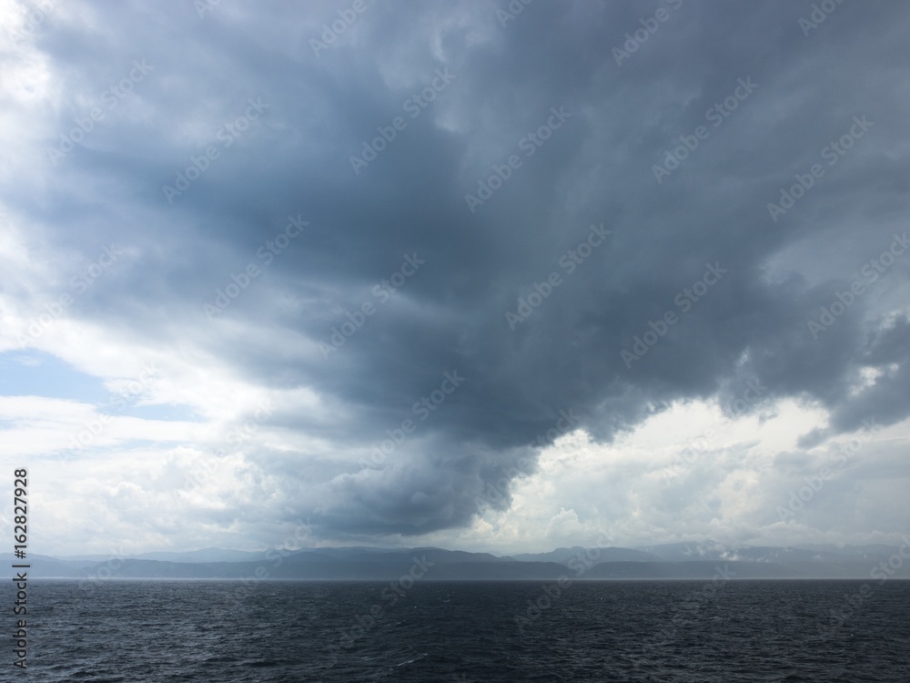 海上に架かる暗雲　嵐の前
