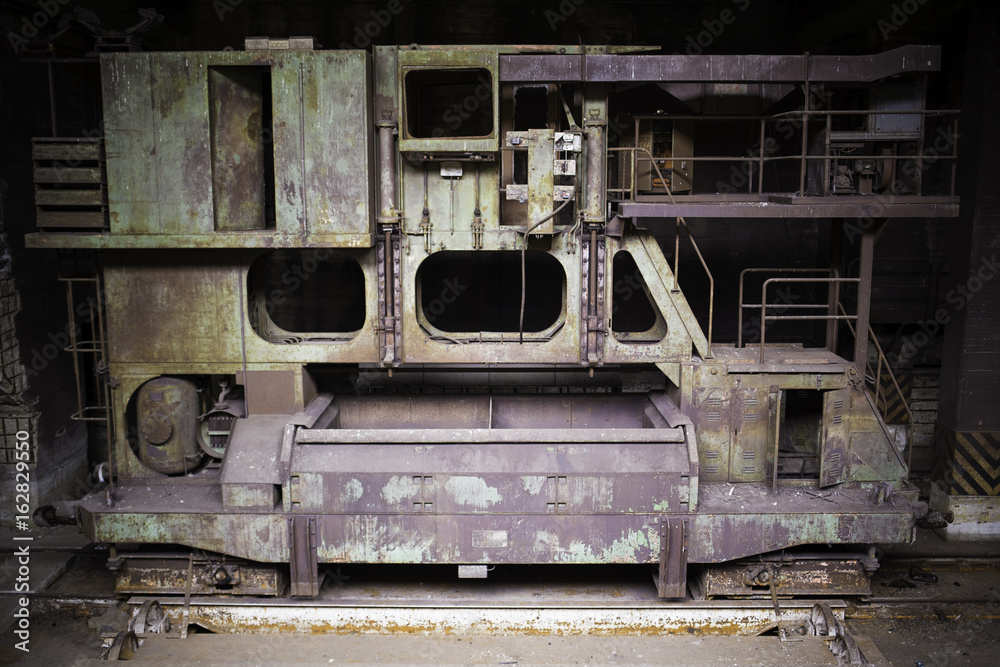 Alte verwitterte Maschinen eines stillgelegten Stahlwerkes