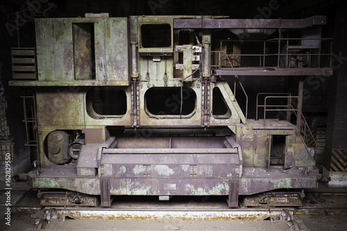 Alte verwitterte Maschinen eines stillgelegten Stahlwerkes