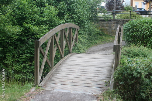 Holzbrücke im Park