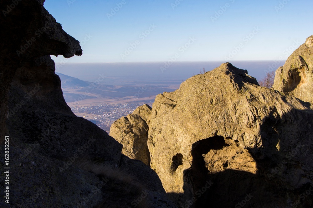Горный пейзаж. Красивый вид на высокие скалы в живописном ущелье. Солнечная погода. природа и горы Северного Кавказа