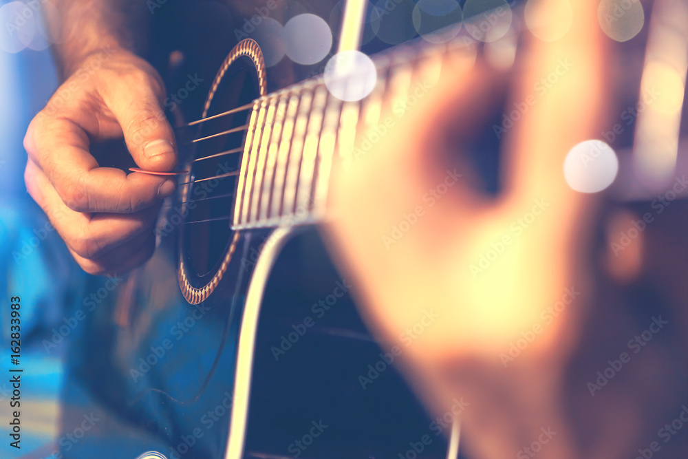 Detalle de guitarrista y guitarra acustica. Fondo de música e instrumentos  musicales Stock Photo | Adobe Stock