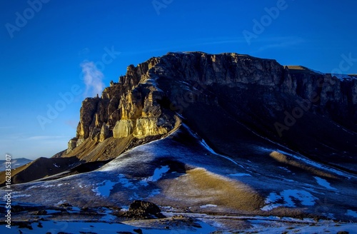 Горный пейзаж. Красивый вид на высокие скалы в живописном ущелье. вечер в горах. природа и горы Северного Кавказа