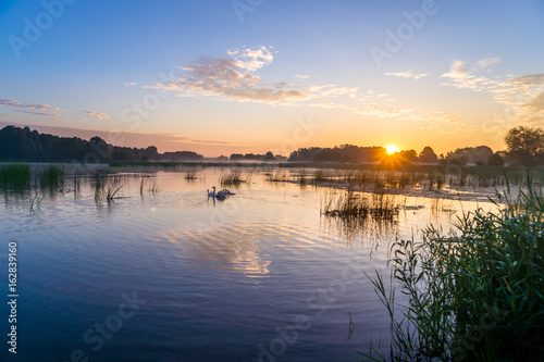 Wschód słońca nad wodą © Piotr Szpakowski