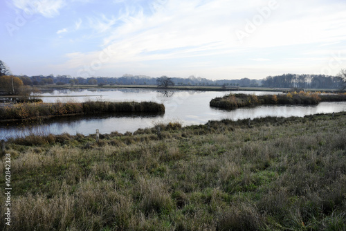 Naturschutzgebiet mit Wasserlandschaft bei untergehender Sonne © Robert