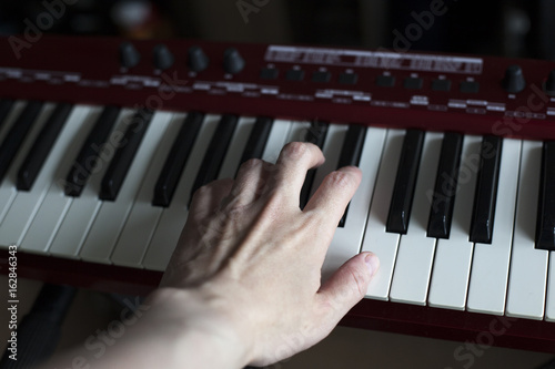 Кисть пианиста на клавишах синтезатора