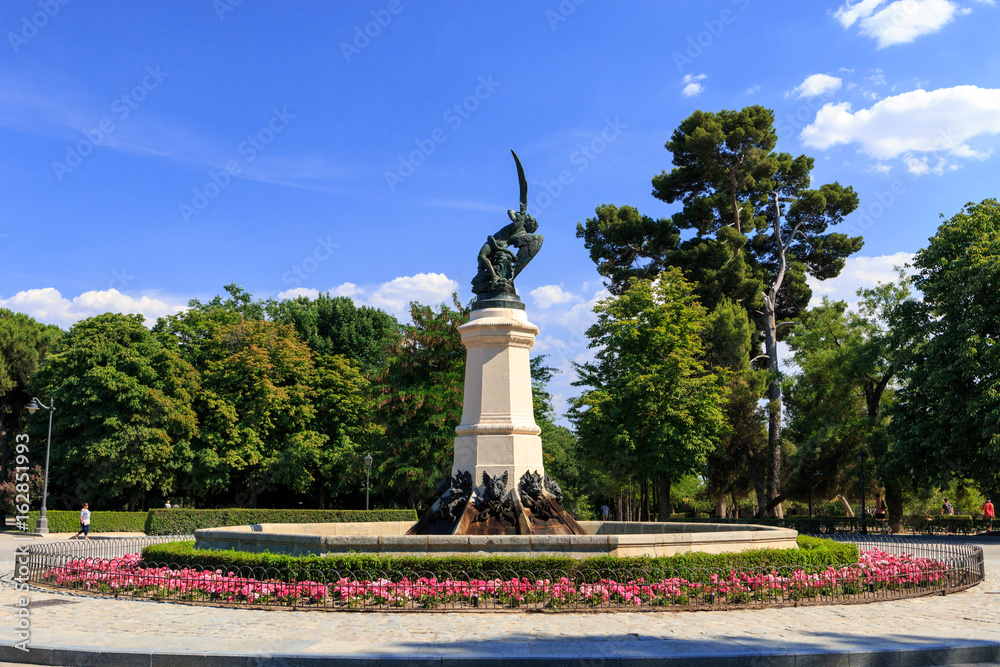 Obraz premium Statue in park