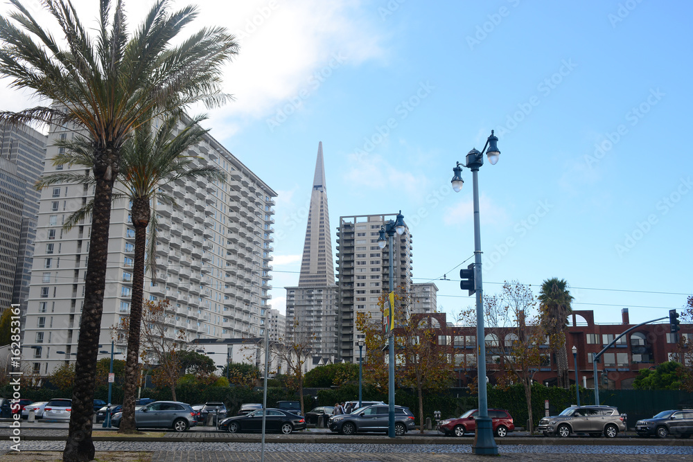 Obraz premium View of Embarcadero street and downtown in San Francisco, California