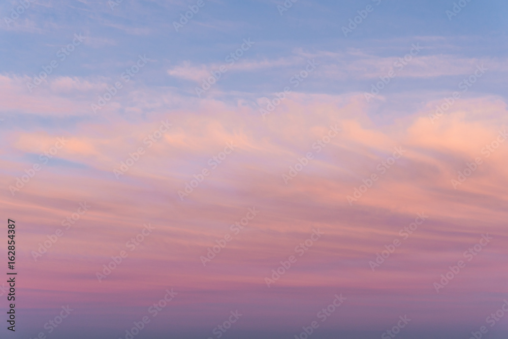 Naklejka premium Pink sky at sunset on a summer evening.