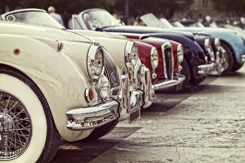 Obraz zabytkowe samochody na wystawie