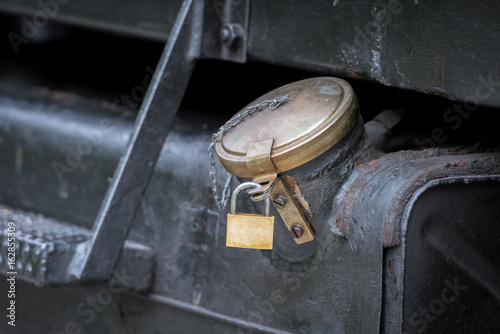 Ein Tankdeckel wurde mit einem Schloss gesichert und somit vor Spritklau gesichert 