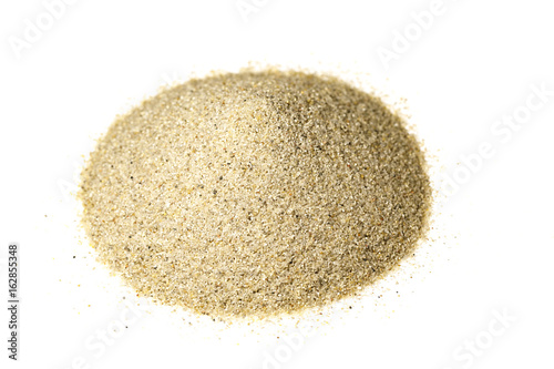 freigestellter Sandhaufen - Closeup auf weißem Hintergrund