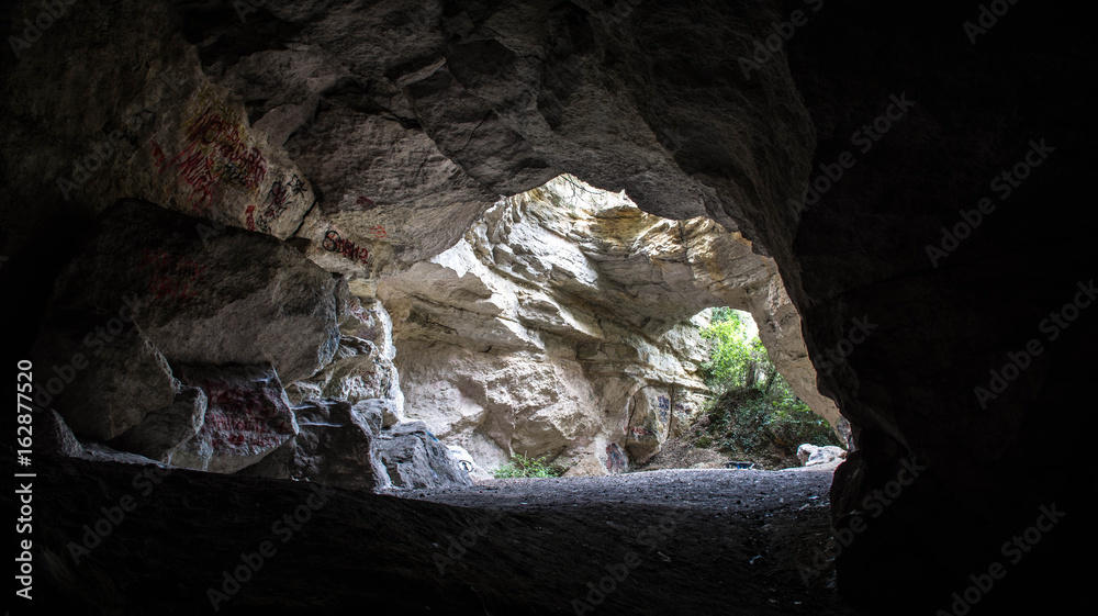 entrée d'une grotte
