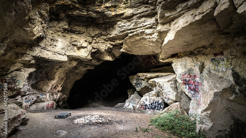 Tela entrée d'une grotte