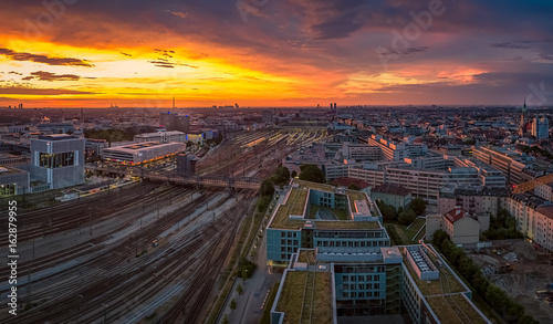 Sonnenaufgang über München mit Blick auf die Hackerbrücke und dem Hauptbahnhof