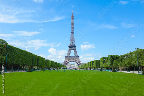 Photo Eiffel tower in sunny day. Paris. France.
