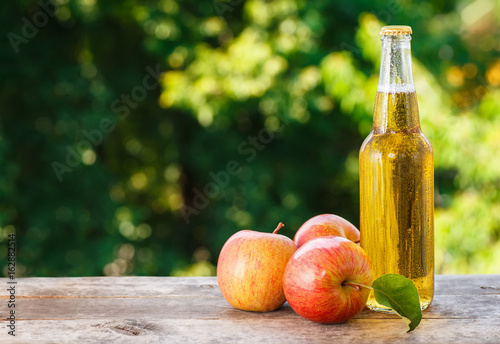 Photographie cold apple cider in bottle