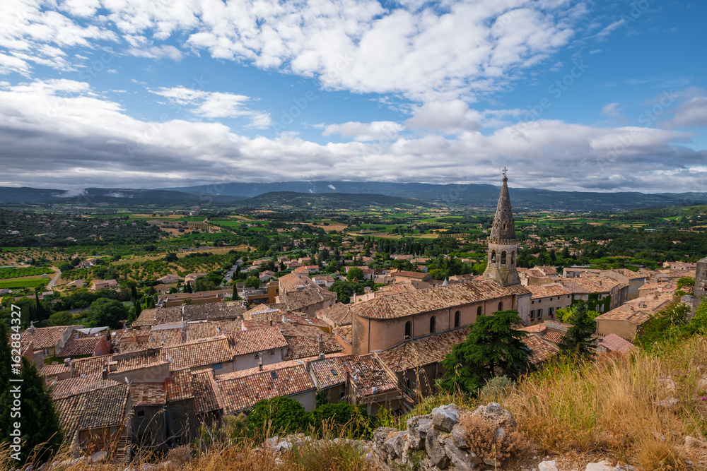 Vue panoramique sur le village de Saint-Saturnin-lès-Apt en Provence. France.