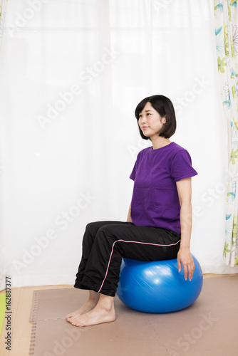 バランスボールに座る女性 Stock 写真 Adobe Stock