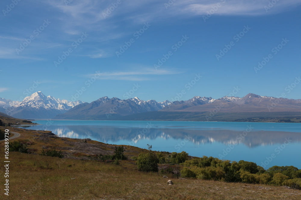 ニュージーランドのマウントクックとプカキ湖