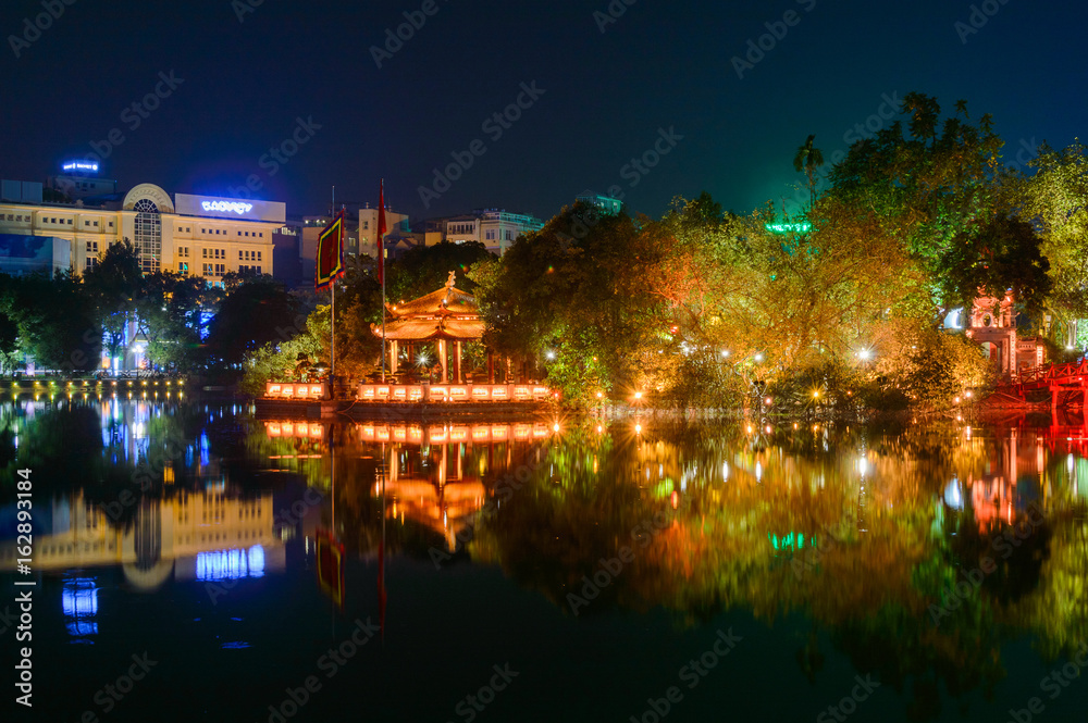 Obraz premium Night view of the Hoan Kiem Lake Lake of the Returned Sword