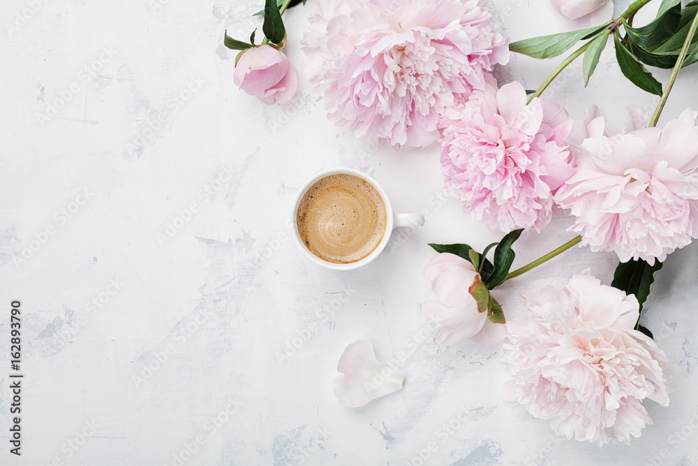 Fototapeta Ranek kawa i piękni różowi peonia kwiaty na bielu kamienia stołowym odgórnym widoku w mieszkanie nieatutowym stylu. Przytulne śniadanie w dniu matki lub kobiety.