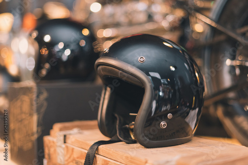 Verduisterende gordijnen Zwarte glanzende vintage helm plaats op de houten  kist in selectieve focus met vintage toon. - Nikkel-Art.be
