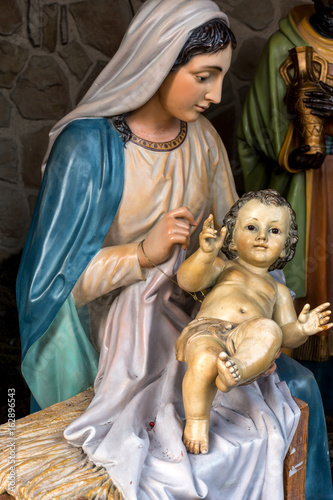 Virgen y el niño en nacimiento en madrid