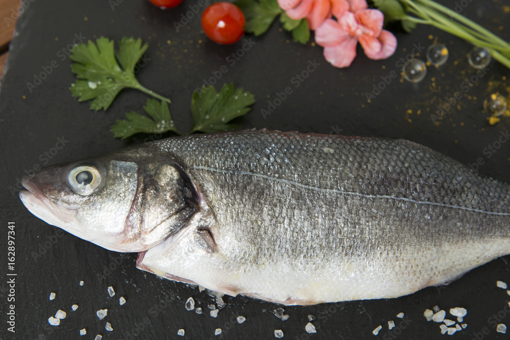 Lubina fresca preparada para cocinar. Lubina fresca preparada para cocinar.