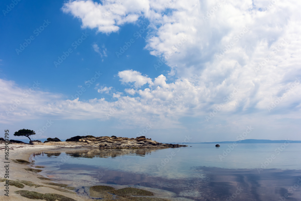 Obraz premium Beautiful scenery by the sea in Vourvourou, Chalkidiki, Greece 