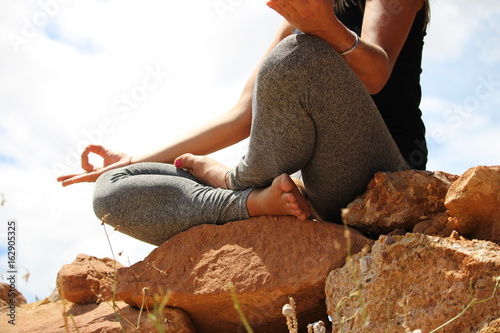 posture yoga réalisé par uen jeune femme : zen attitude
