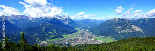 GARMISCH-PARTENKIRCHEN  ( Bayern ) mit
Alpen im Hintergrund photo