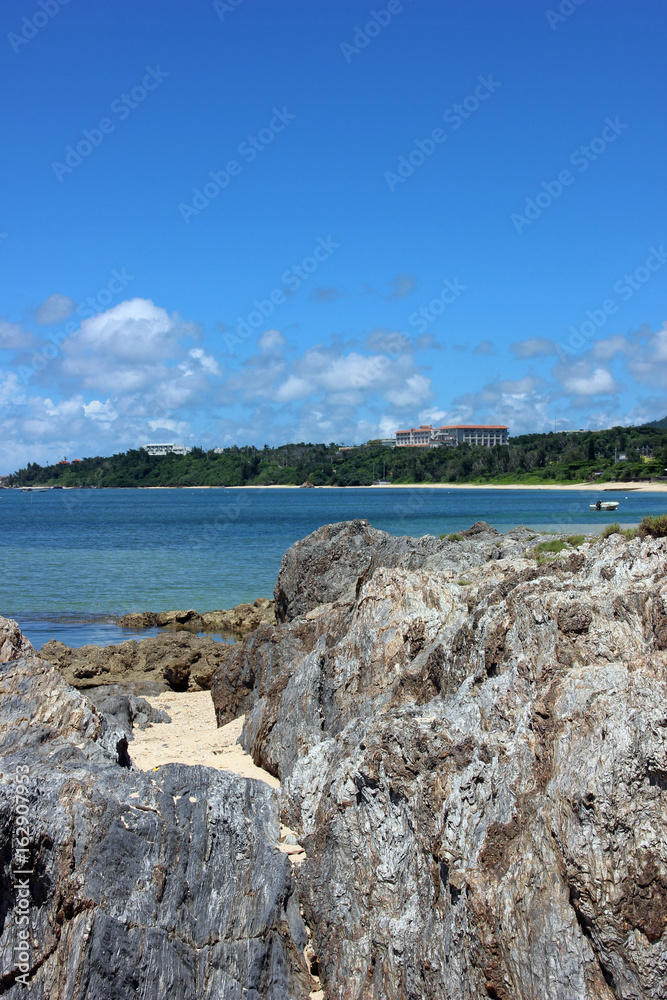 夏の海岸と夏空