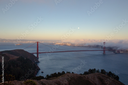 Vollmond über der Golden Gate Bridge in San Francisco, Kalifornien, USA.