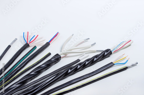 Электрические кабели и провода на белом