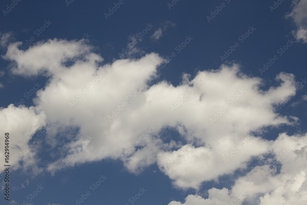 Obraz premium blue sky background with tiny clouds
