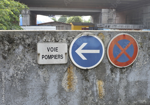 Voie pompiers, panneaux de signalisation. photo