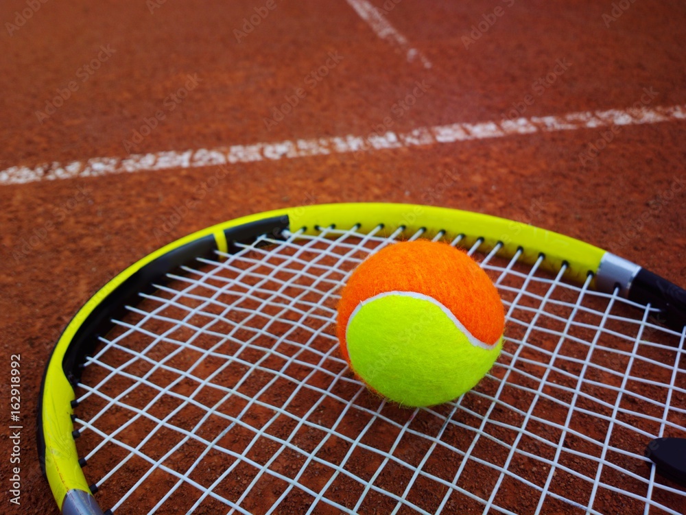 Tennisschläger mit Tennisball auf einem Tennisplatz