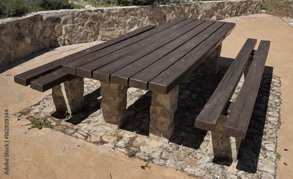 table et bancs de pique nique dans un parc