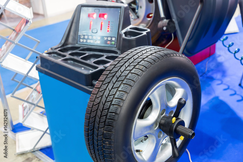 Slika na platnu Computer wheel balancing on special machine
