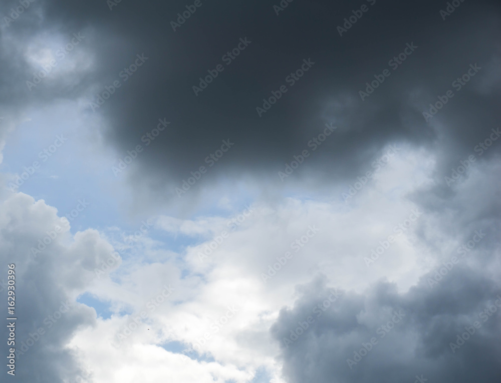 Fototapeta premium Cloudy clouds are falling